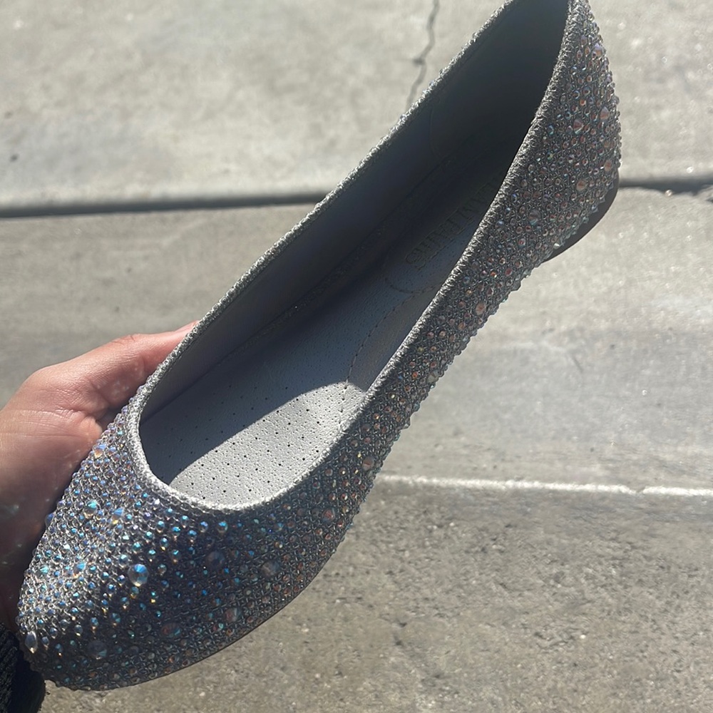 Silver flats, really elegant size 6 only worn once